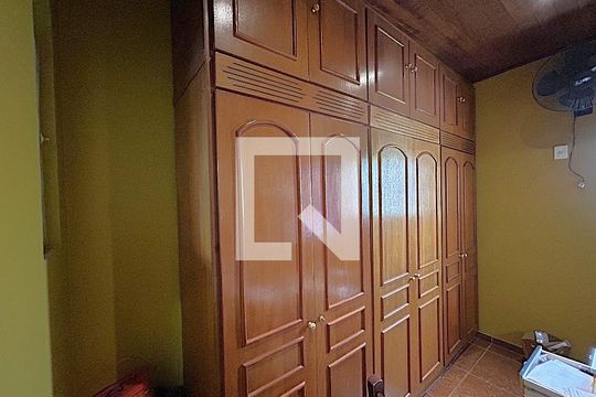 Closet da suite 1 de casa para alugar com 3 quartos, 400m² em Marechal Hermes, Rio de Janeiro