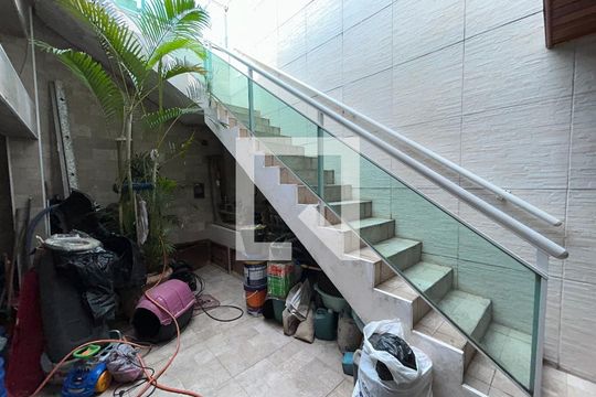 Escada de acesso 2º pavimento de casa para alugar com 3 quartos, 400m² em Marechal Hermes, Rio de Janeiro