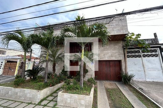 Fachada de casa para alugar com 3 quartos, 400m² em Marechal Hermes, Rio de Janeiro