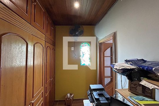 Closet da suite 1 de casa para alugar com 3 quartos, 400m² em Marechal Hermes, Rio de Janeiro