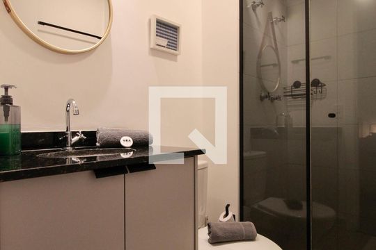 Banheiro de kitnet/studio para alugar com 1 quarto, 24m² em Pinheiros, São Paulo