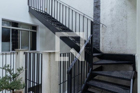 Escada de casa à venda com 2 quartos, 230m² em Vila Dalila, São Paulo