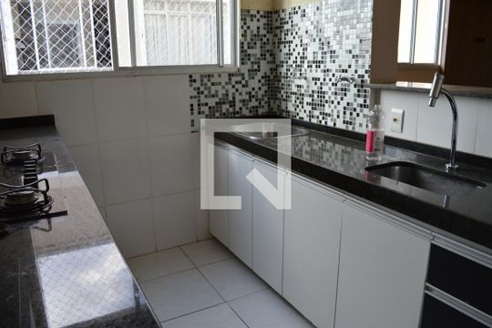 Cozinha de apartamento à venda com 2 quartos, 46m² em Bom Jesus, Contagem