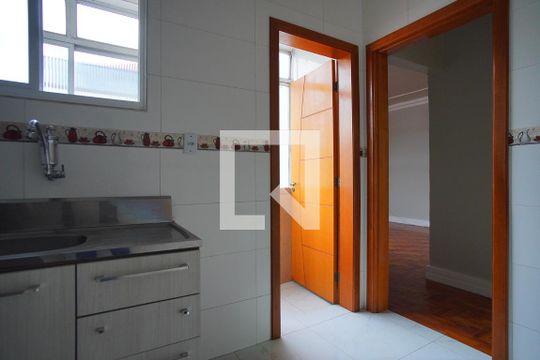 Cozinha de apartamento à venda com 2 quartos, 67m² em Passo da Areia, Porto Alegre