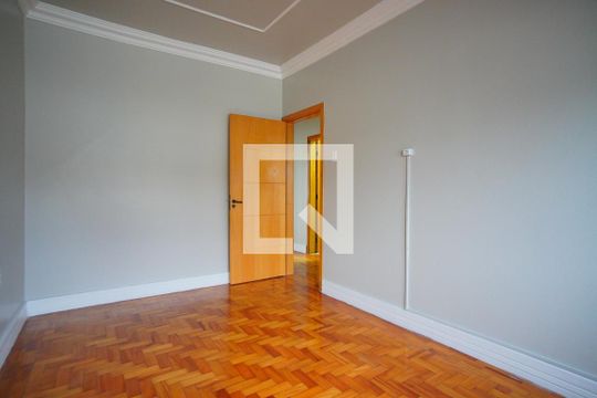 Quarto 1 de apartamento para alugar com 2 quartos, 67m² em Passo da Areia, Porto Alegre