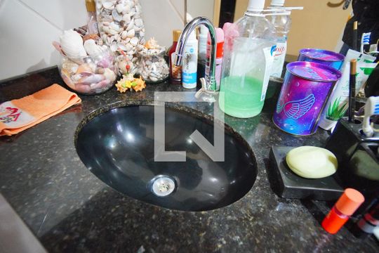 Banheiro Corredor de casa à venda com 2 quartos, 240m² em Sarandi, Porto Alegre