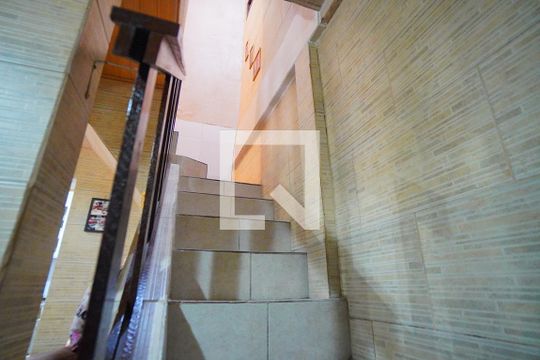 Escada para segundo andar de casa à venda com 2 quartos, 240m² em Sarandi, Porto Alegre