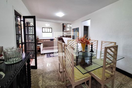 Casa à venda com 3 quartos, 300m² em Itaipu, Niterói