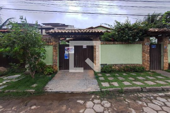 Fachada de casa à venda com 3 quartos, 300m² em Itaipu, Niterói