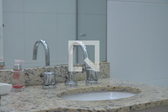 Banheiro da Suíte de apartamento para alugar com 2 quartos, 56m² em Vila Floresta, Santo André