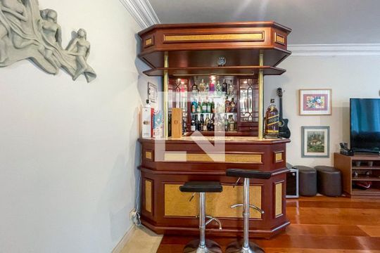 Sala de TV de casa à venda com 4 quartos, 372m² em Vila Madalena, São Paulo