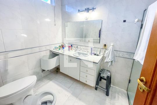 Banheiro da Suíte 1 de casa à venda com 4 quartos, 372m² em Vila Madalena, São Paulo