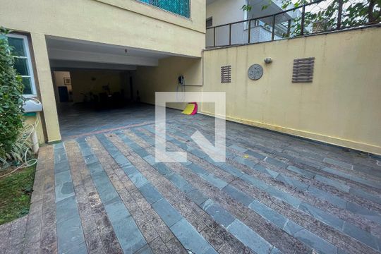 Garagem de casa à venda com 4 quartos, 372m² em Vila Madalena, São Paulo