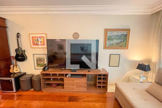 Sala de TV de casa à venda com 4 quartos, 372m² em Vila Madalena, São Paulo