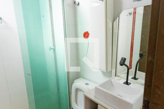 Banheiro de apartamento à venda com 2 quartos, 47m² em Itapoã, Belo Horizonte