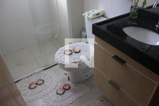 Banheiro de apartamento à venda com 2 quartos, 49m² em Taboão, Guarulhos