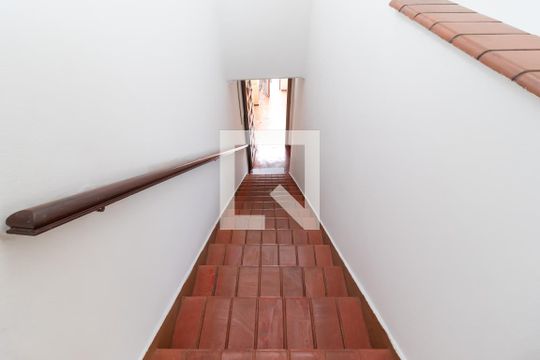 Escada de Entrada de casa para alugar com 2 quartos, 96m² em Vila Pauliceia, São Paulo