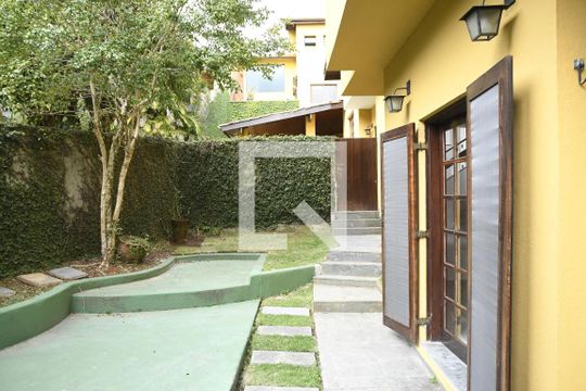 Quintal de casa de condomínio para alugar com 6 quartos, 285m² em São Paulo Ii, Cotia