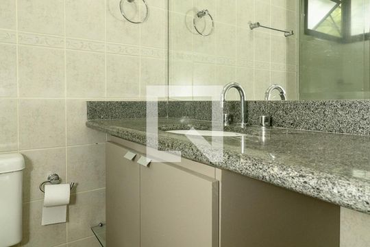 Banheiro de apartamento à venda com 1 quarto, 52m² em Três Figueiras, Porto Alegre
