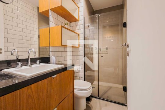 Banheiro de apartamento para alugar com 1 quarto, 50m² em Pinheiros, São Paulo