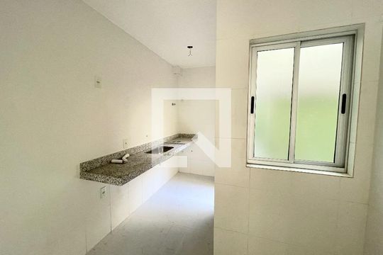 Cozinha de apartamento à venda com 2 quartos, 58m² em Morro do Confisco, Contagem
