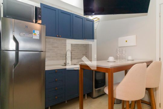 Cozinha de kitnet/studio para alugar com 1 quarto, 24m² em Cidade Jardim, São Paulo