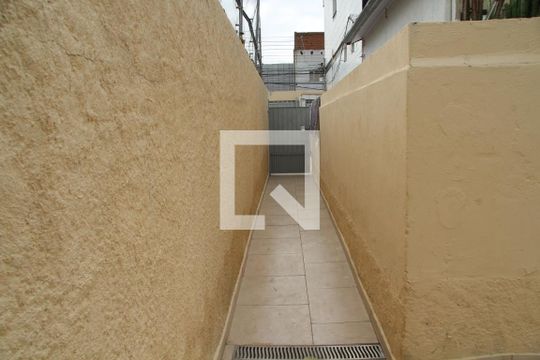 Portão acesso a casa  de casa para alugar com 2 quartos, 62m² em Vila Renata, Guarulhos