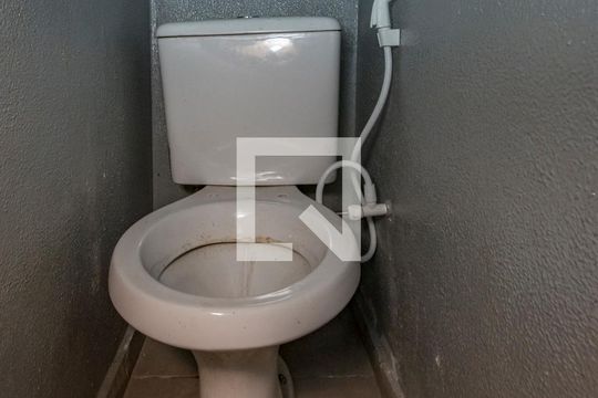 Banheiro de kitnet/studio para alugar com 1 quarto, 24m² em Bonfim, Belo Horizonte