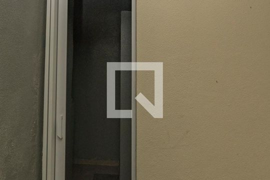 Banheiro de kitnet/studio para alugar com 1 quarto, 24m² em Bonfim, Belo Horizonte
