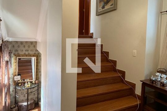 Escada de casa de condomínio à venda com 5 quartos, 600m² em Residencial Dez (alphaville), Santana de Parnaíba