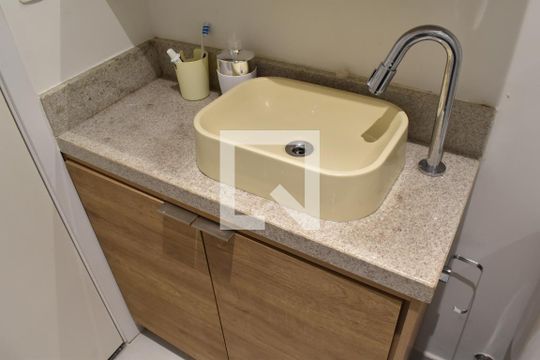 Banheiro de apartamento para alugar com 1 quarto, 33m² em Capão Raso, Curitiba