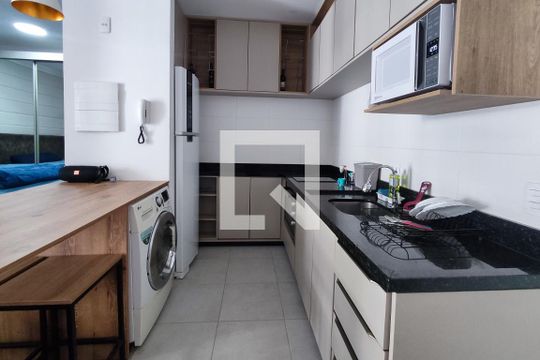 Cozinha de apartamento para alugar com 1 quarto, 33m² em Capão Raso, Curitiba
