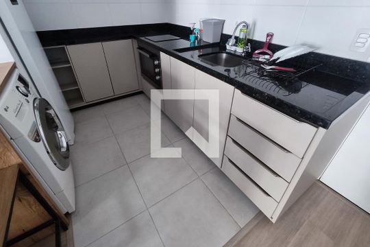 Cozinha de apartamento para alugar com 1 quarto, 33m² em Capão Raso, Curitiba