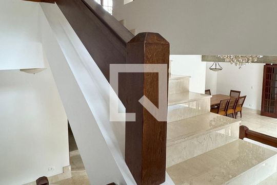Escada de casa de condomínio para alugar com 4 quartos, 450m² em Alphaville, Santana de Parnaíba