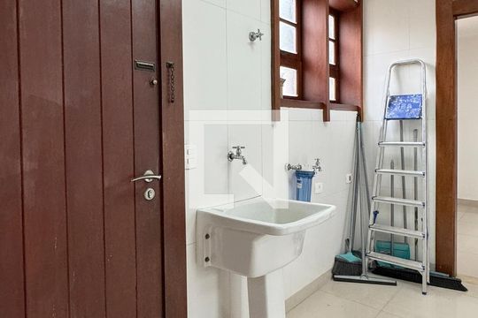 Área de Serviço de casa de condomínio para alugar com 4 quartos, 450m² em Alphaville, Santana de Parnaíba