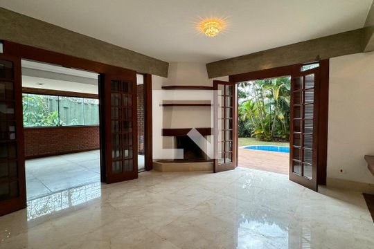 Sala de casa de condomínio para alugar com 4 quartos, 450m² em Alphaville, Santana de Parnaíba