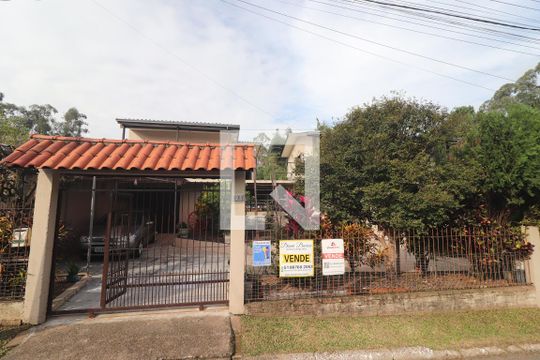 Fachada de casa à venda com 3 quartos, 204m² em Vila Nova, Novo Hamburgo