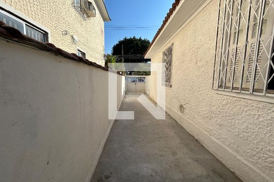 Garagem de casa para alugar com 3 quartos, 100m² em Marechal Hermes, Rio de Janeiro