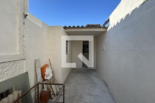 Fachada de casa para alugar com 3 quartos, 100m² em Marechal Hermes, Rio de Janeiro