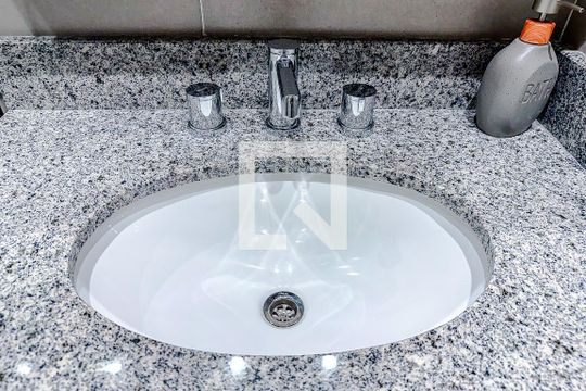 Banheiro de apartamento para alugar com 1 quarto, 26m² em Vila Mariana, São Paulo