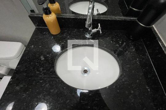 Banheiro de kitnet/studio à venda com 1 quarto, 24m² em Pinheiros, São Paulo