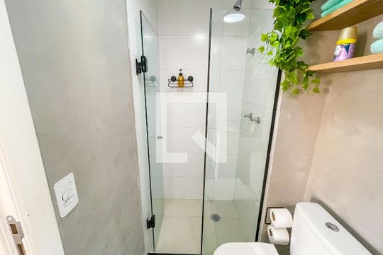 Banheiro de kitnet/studio à venda com 1 quarto, 24m² em Pinheiros, São Paulo
