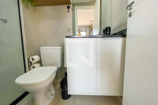 Banheiro de kitnet/studio à venda com 1 quarto, 24m² em Pinheiros, São Paulo