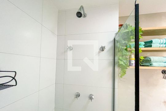Banheiro de kitnet/studio à venda com 1 quarto, 24m² em Pinheiros, São Paulo