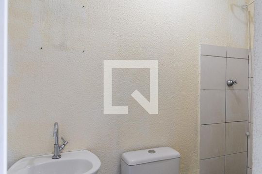 Banheiro de kitnet/studio para alugar com 1 quarto, 20m² em Brás, São Paulo