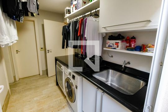 Área de Serviço de casa para alugar com 3 quartos, 656m² em Vila Tramontano, São Paulo