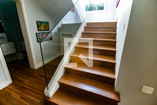 Escada acesso Quartos de casa para alugar com 3 quartos, 656m² em Vila Tramontano, São Paulo
