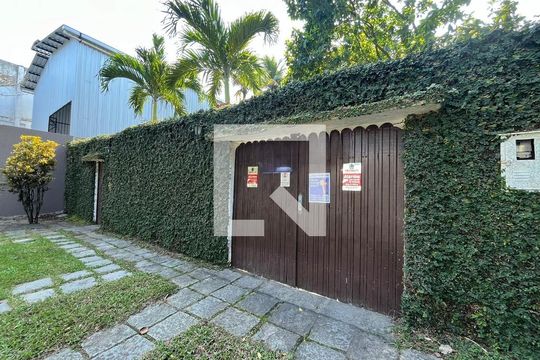 Fachada de casa à venda com 4 quartos, 700m² em Jacarepaguá, Rio de Janeiro