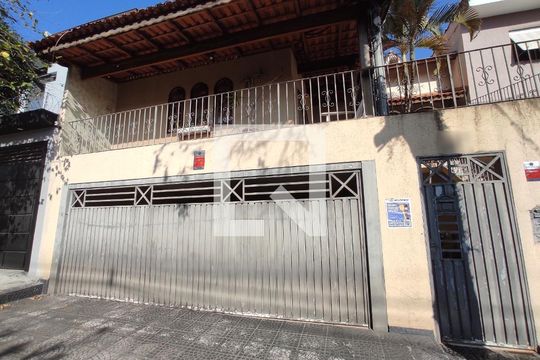 Fachada de casa à venda com 3 quartos, 220m² em Vila Floresta, Santo André