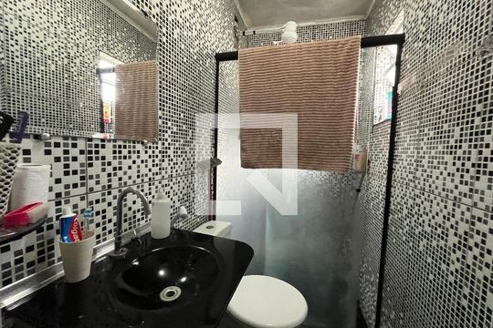 Banheiro da Suíte 1 de casa à venda com 2 quartos, 120m² em Cidade Domitila, São Paulo